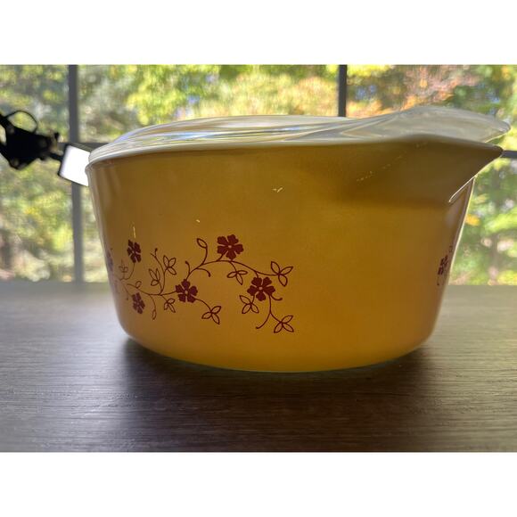 1980 Pyrex Bake & Carry Trailing Flowers Casserole Dish...